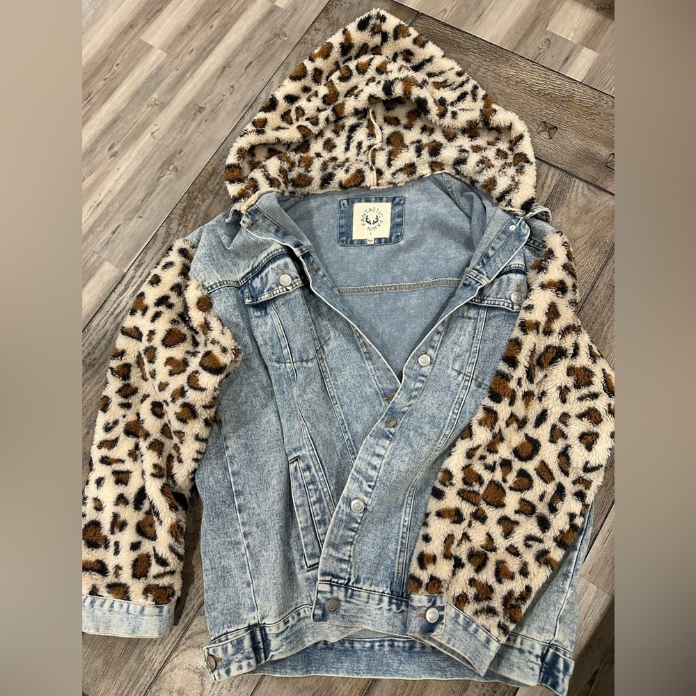 Denim and faux fur jacket.